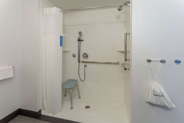 Bathroom 4, Hampton Inn & Suites Burlington, Des Moines