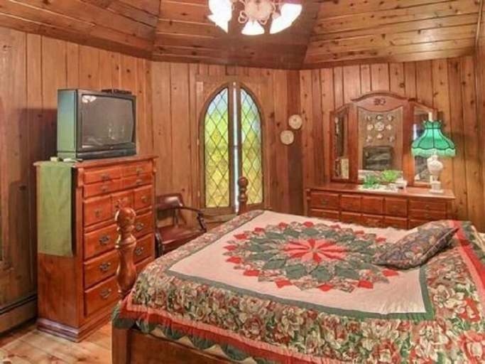 Bedroom 2, Wauban Cottage, Leelanau