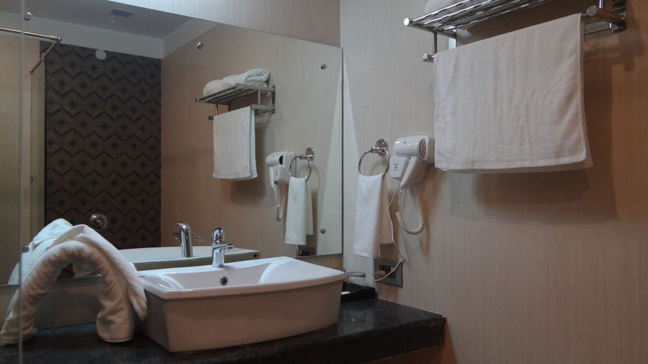 Bathroom 5, The Legend Hotel, Kaushambi