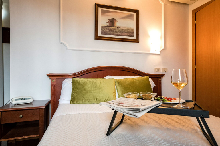 Bedroom 3, Grand Hotel Italia, Terni
