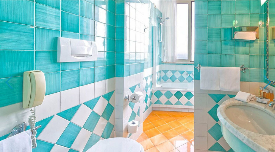 Bathroom 5, Miramare E Castello Hotel, Napoli