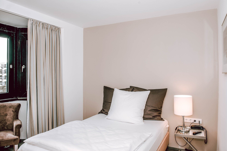 Bedroom 4, Hotel Concorde, Main-Taunus-Kreis