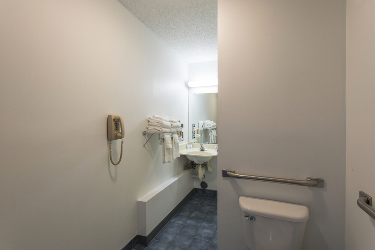 Bathroom 4, Quality Inn Mount Pleasant, Isabella
