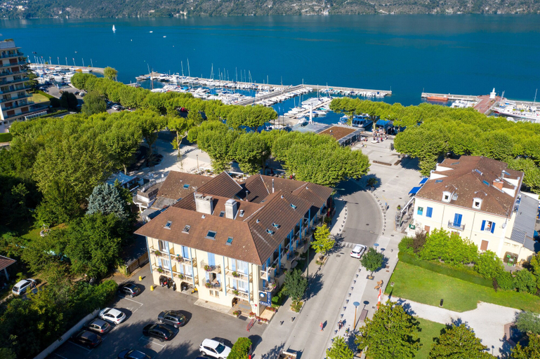 Exterior & Views