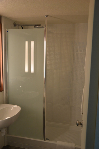 Bathroom 4, Campanile Orleans La Source, Loiret