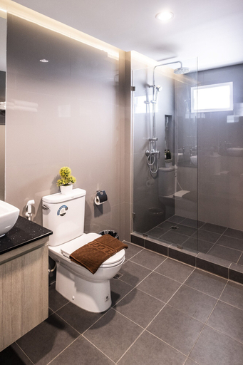 Bathroom 5, Sinsuvarn Airport Suite Hotel, Lat Krabang