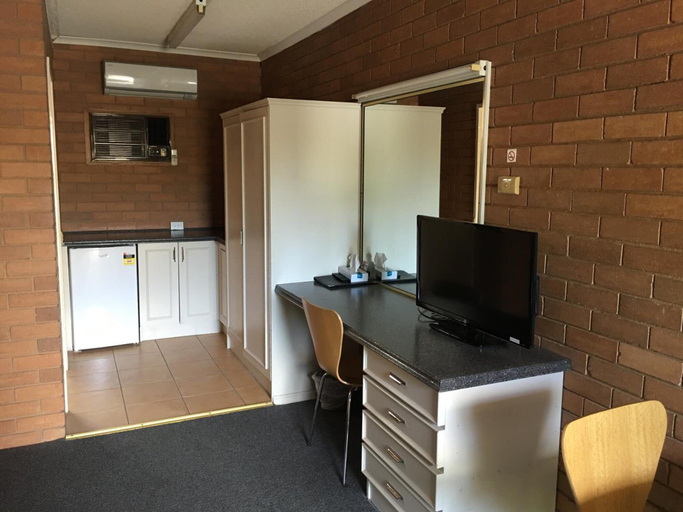 Others 5, Essendon Motel, Melbourne