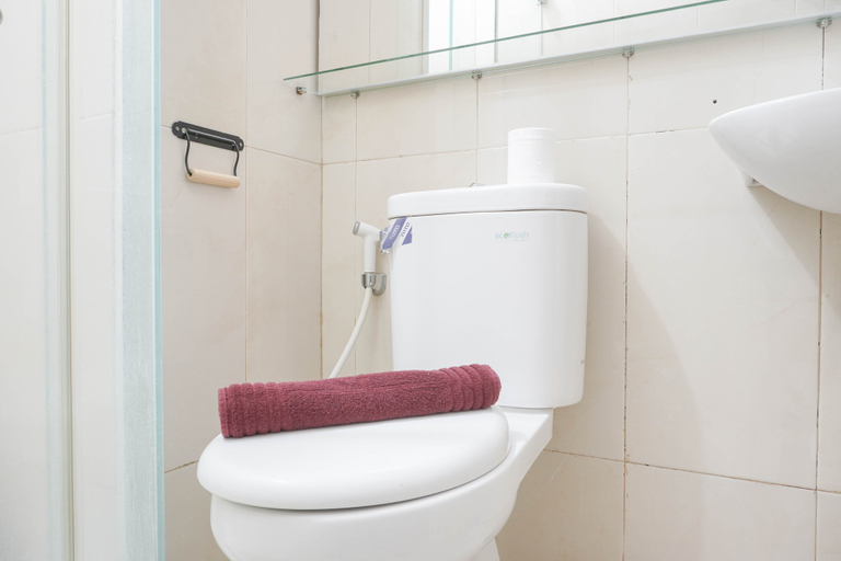 Bathroom 5, Homey and Comfy 1BR at Northland Ancol Apartment By Travelio, North Jakarta