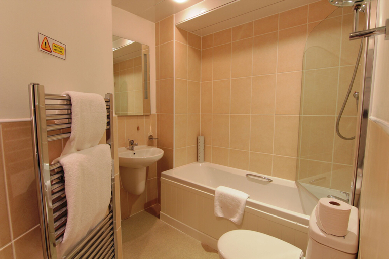 Bathroom 4, Belvilla Inverness Craigmonie Hotel, Highland