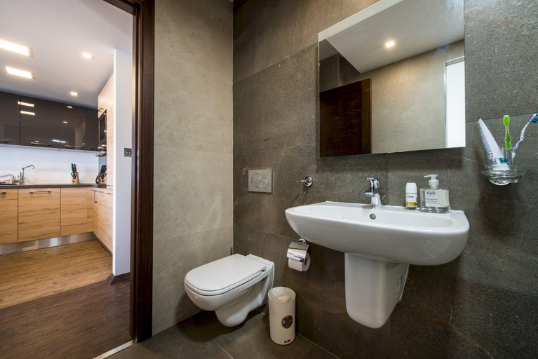 Bathroom 2, Stylish Seaview Apartment In a Prime Location