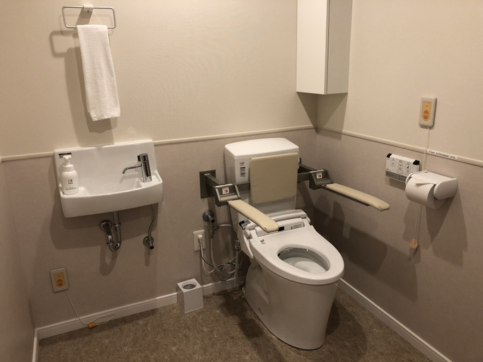 Bathroom 4, Lieta Nakayama, Nago