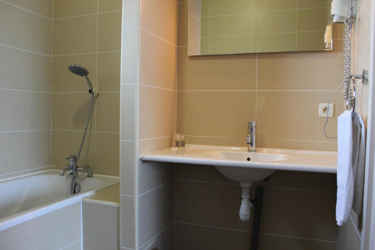 Bathroom 4, Hôtel Fleur De Lys, Nord