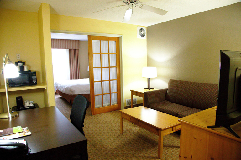 Bedroom 3, Country Inn & Suites by Radisson, Bloomington-Normal West, IL, McLean