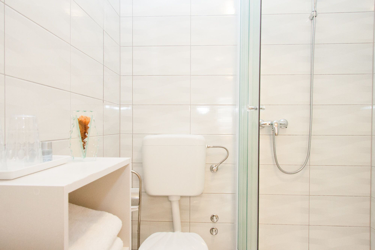 Bathroom 4, Rooms Garden Zagreb Airport, Velika Gorica