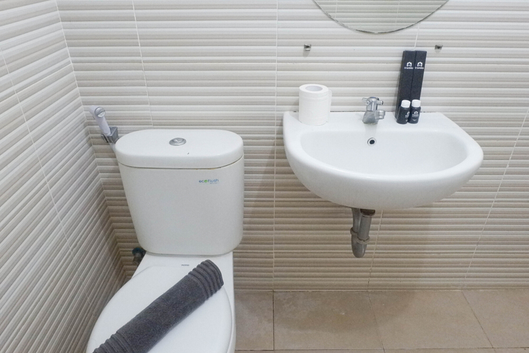 Bathroom 3, Best Location 2BR Apartment at Puncak Bukit Golf Surabaya By Travelio, Surabaya