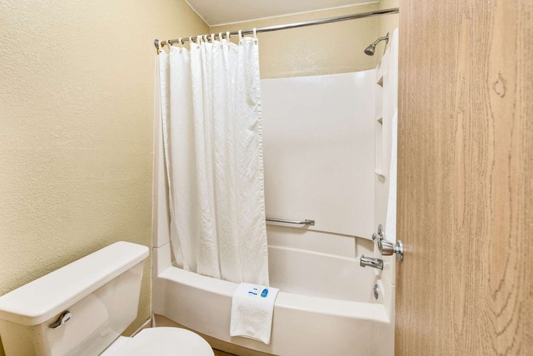 Bathroom 4, Rodeway Inn Columbus West, Franklin