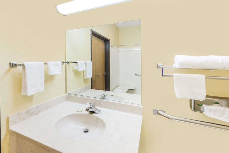 Bathroom 5, Super 8 by Wyndham Martinsville, Morgan
