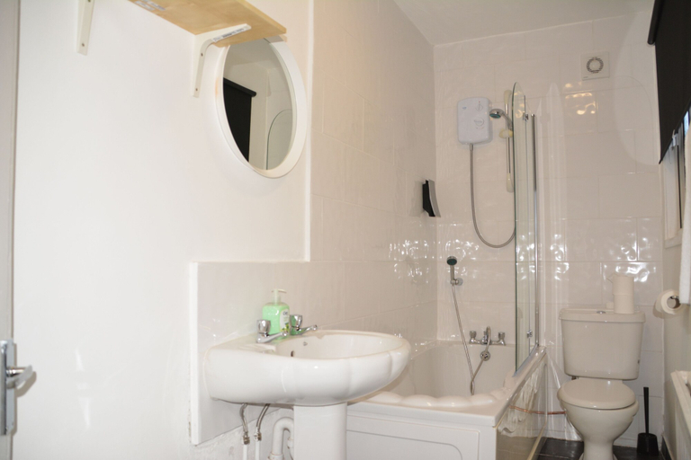 Bathroom 4, Bow Guest House, Reading