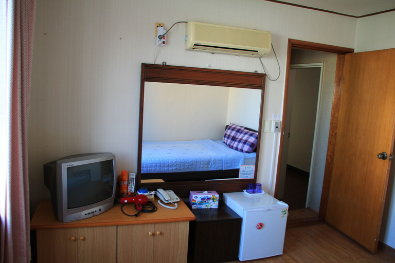 Bedroom 2, Minjoonggak Guesthouse, Seogwipo
