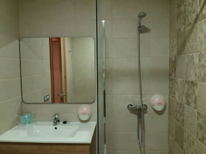 Bathroom 4, Te Mana Hotel, Castellón