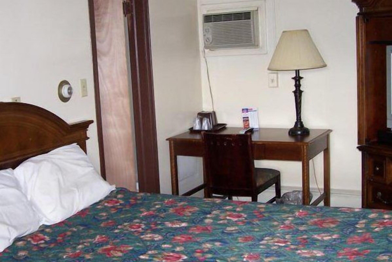 Bedroom 2, Delta Motel, Bay
