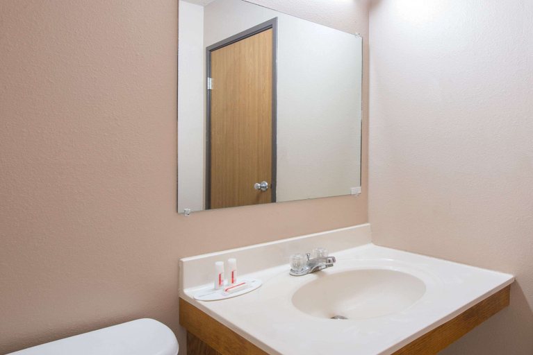 Bathroom 4, Super 8 by Wyndham Abilene KS, Dickinson