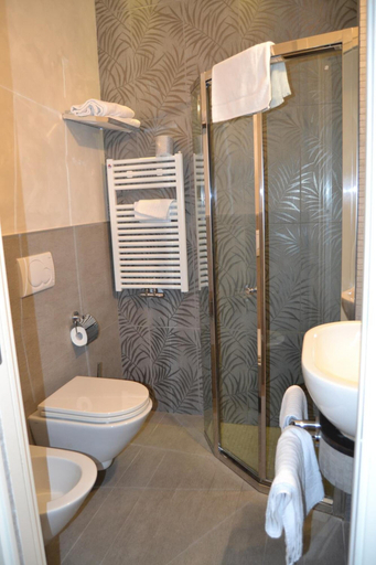 Bathroom 5, Hotel Joli