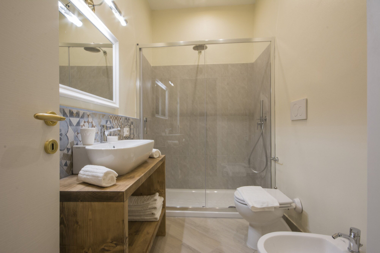 Bathroom 3, Iris Apartments by Mmega, Florence