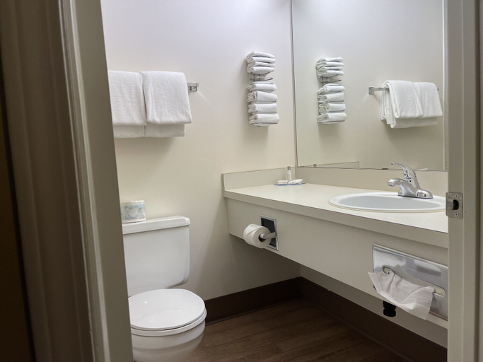 Bathroom 4, Travelodge by Wyndham Fort St John, Peace River