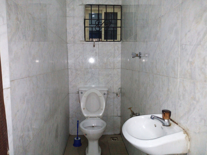Bathroom 3, Solochus Hotel & Suites, Agege