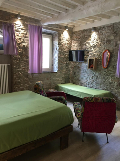 Bedroom 3, Inside the Wall, Lucca