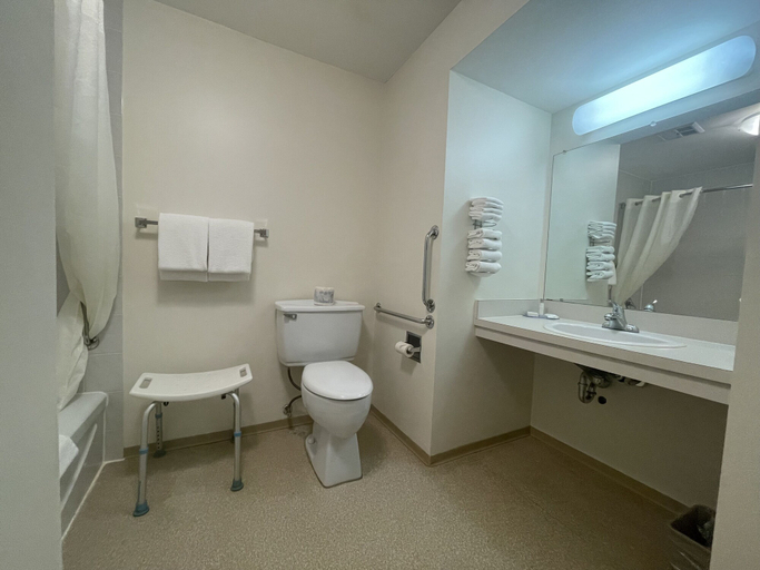 Bathroom 4, Travelodge by Wyndham Fort St John, Peace River