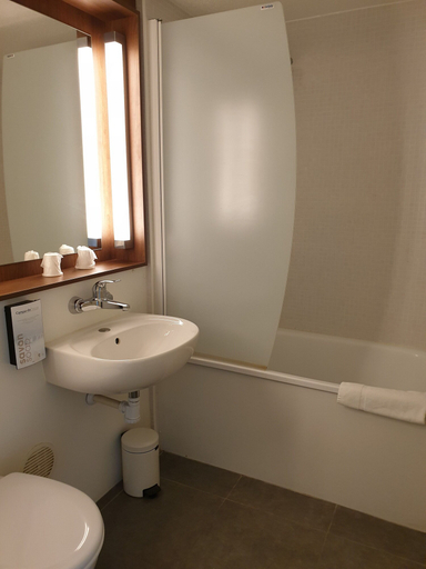 Bathroom 5, Campanile Deauville St Arnoult, Calvados