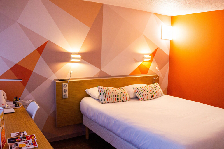 Bedroom 1, Hôtel La Roche sur Yon, Vendée