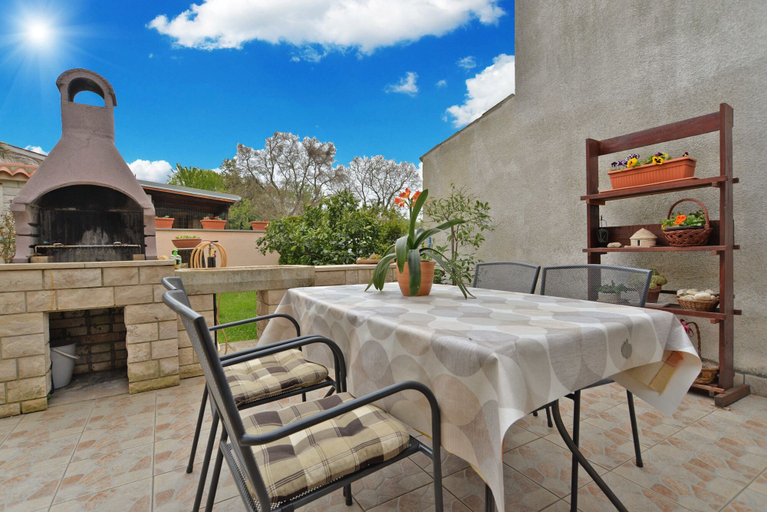 Others 5, Apartment 522, Pula