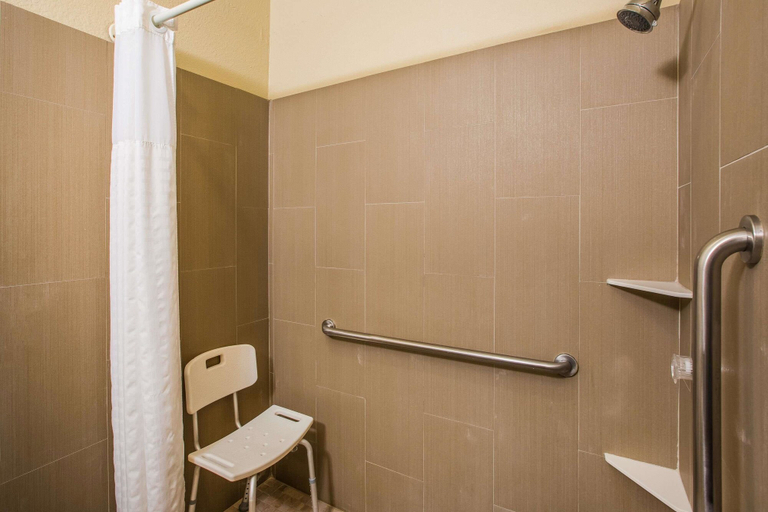 Bathroom 4, Super 8 by Wyndham Altoona, Polk