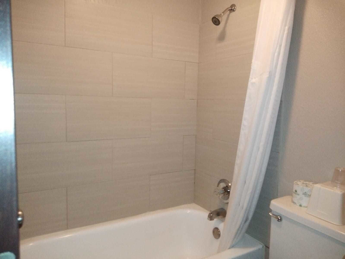 Bathroom 5, Super 8 by Wyndham Glenwood, Pope