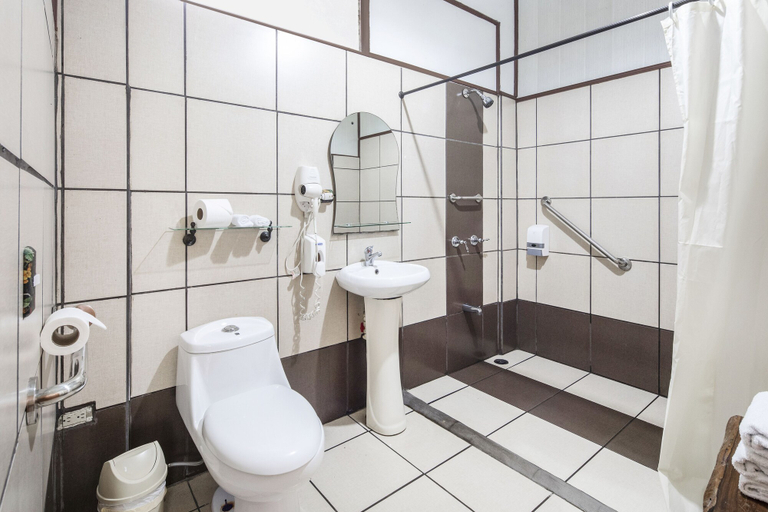 Bathroom 4, La Quinta Sarapiqui Lodge, Sarapiquí