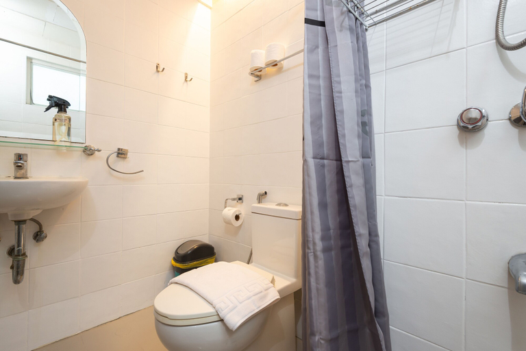 Bathroom 5, Z Hostel, Makati City