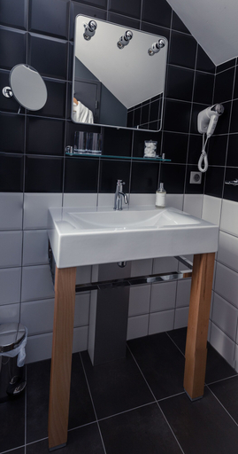 Bathroom 4, Le Magic Hall, Ille-et-Vilaine