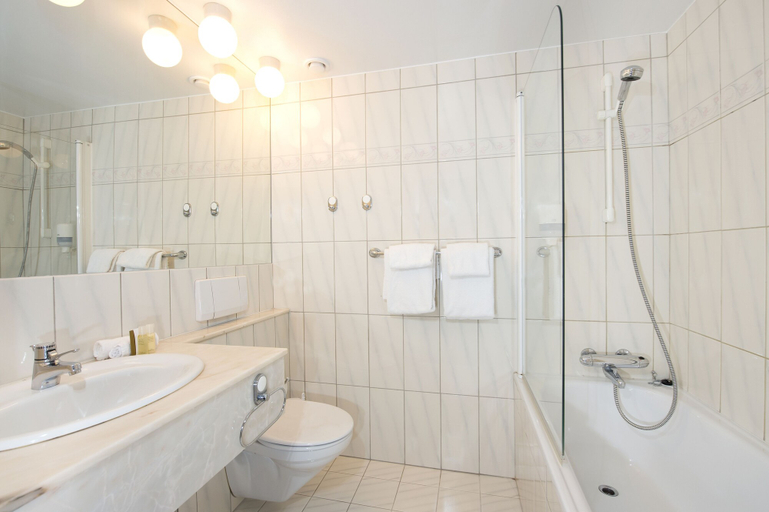 Bathroom 5, Dr. Holms Hotel, Hol