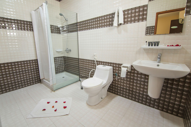 Bathroom 5, Mutrah Hotel, Muscat