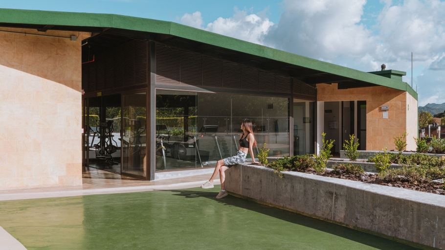 Exterior & Views