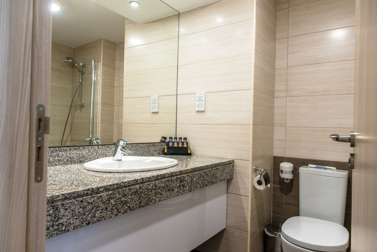 Bathroom 5, Cynthiana Beach Hotel