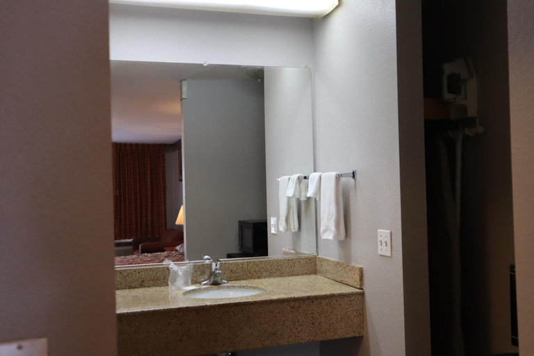 Bathroom 3, Express Inn & Suites, Lane