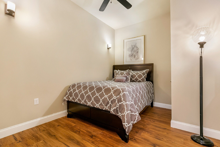 Bedroom 3, 2BD Spacious condo Steps from ST Charles, Orleans