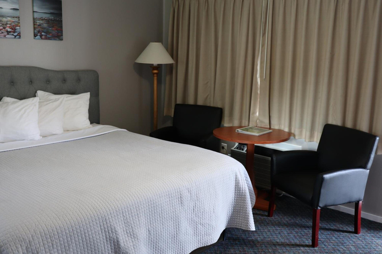 Bedroom 2, Admiral Motel, Warren