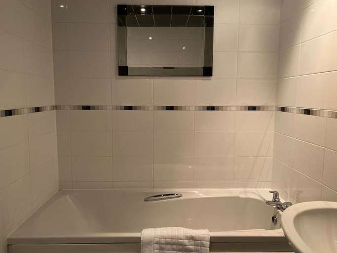 Bathroom 3, 4-bed House With Private Garden in Barnsley!, Barnsley