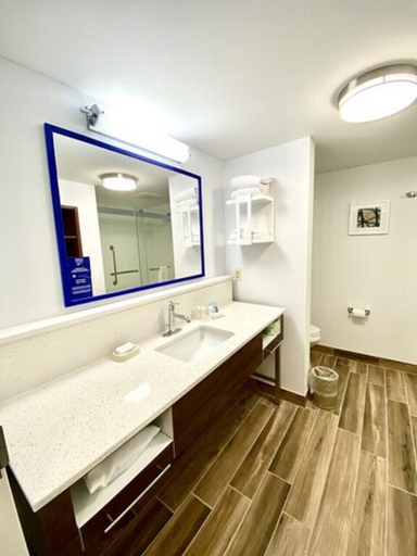Bathroom 4, Hampton Inn McHenry, McHenry