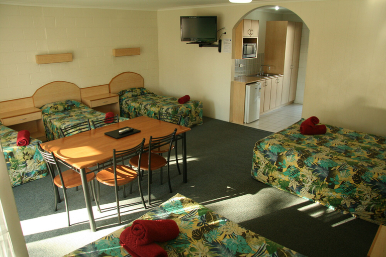 Bedroom 2, Colonial Court Motor Inn, Kempsey